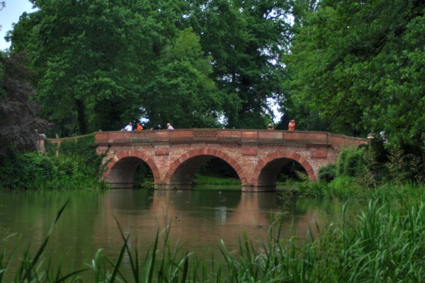 Rote Brücke im Park Schönbusch