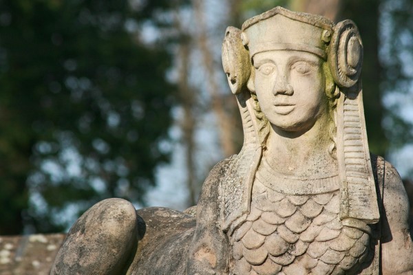 Statue an der roten Brücke im Park Schönbusch